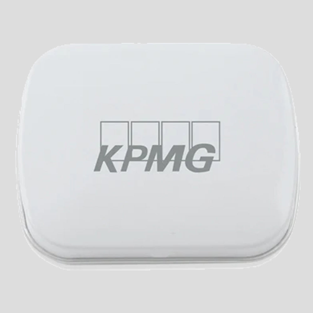 Boîte bombée contenant des bonbons à la menthe blancs et argentés